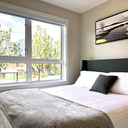 Brand New 2Br Condo With Outdoor Swimming Pool And Hot Tub Canmore Esterno foto