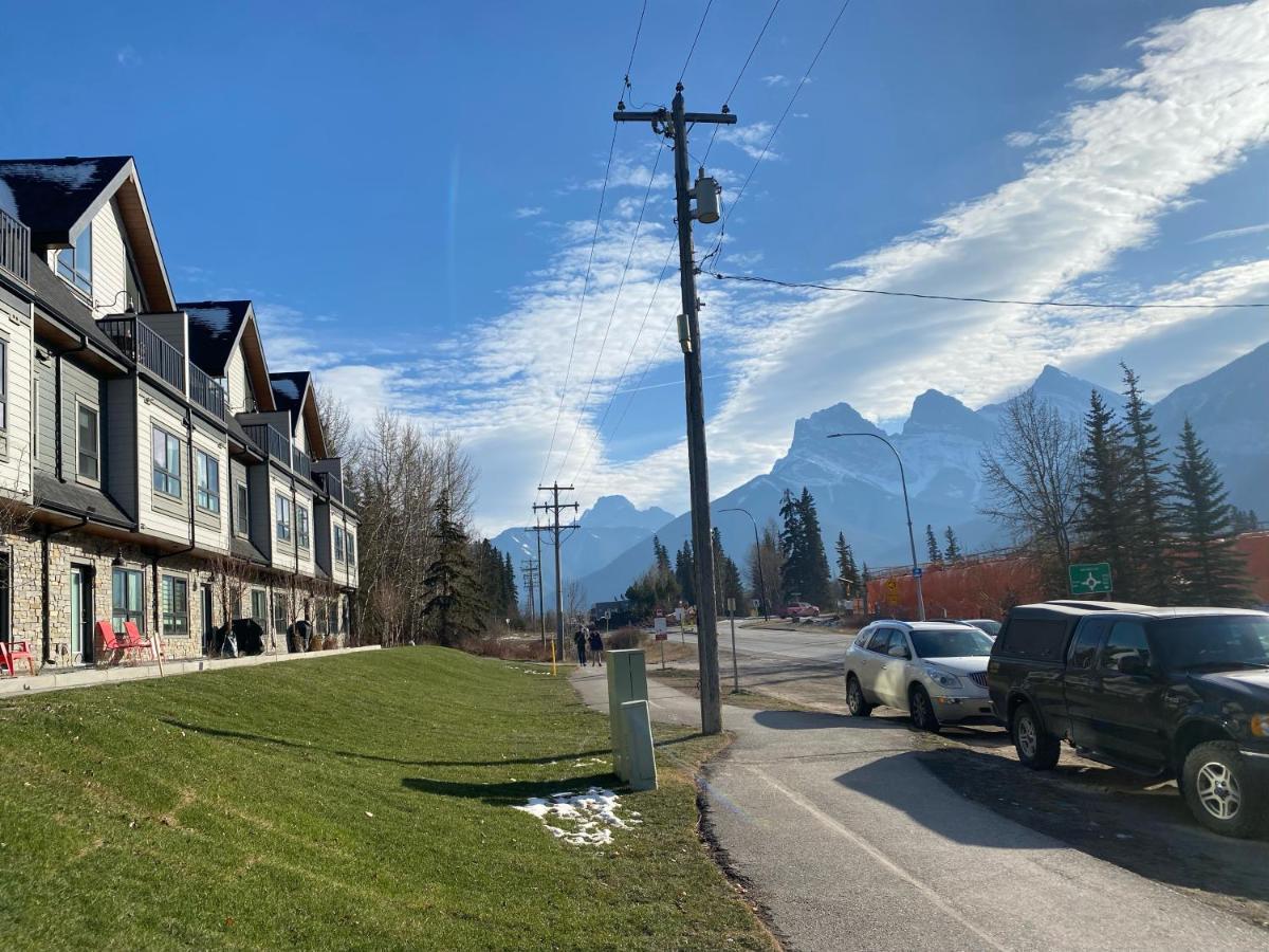Brand New 2Br Condo With Outdoor Swimming Pool And Hot Tub Canmore Esterno foto