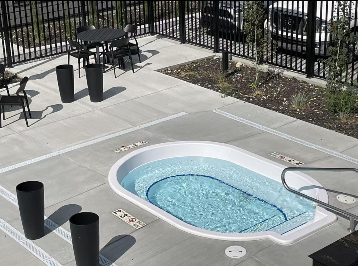 Brand New 2Br Condo With Outdoor Swimming Pool And Hot Tub Canmore Esterno foto