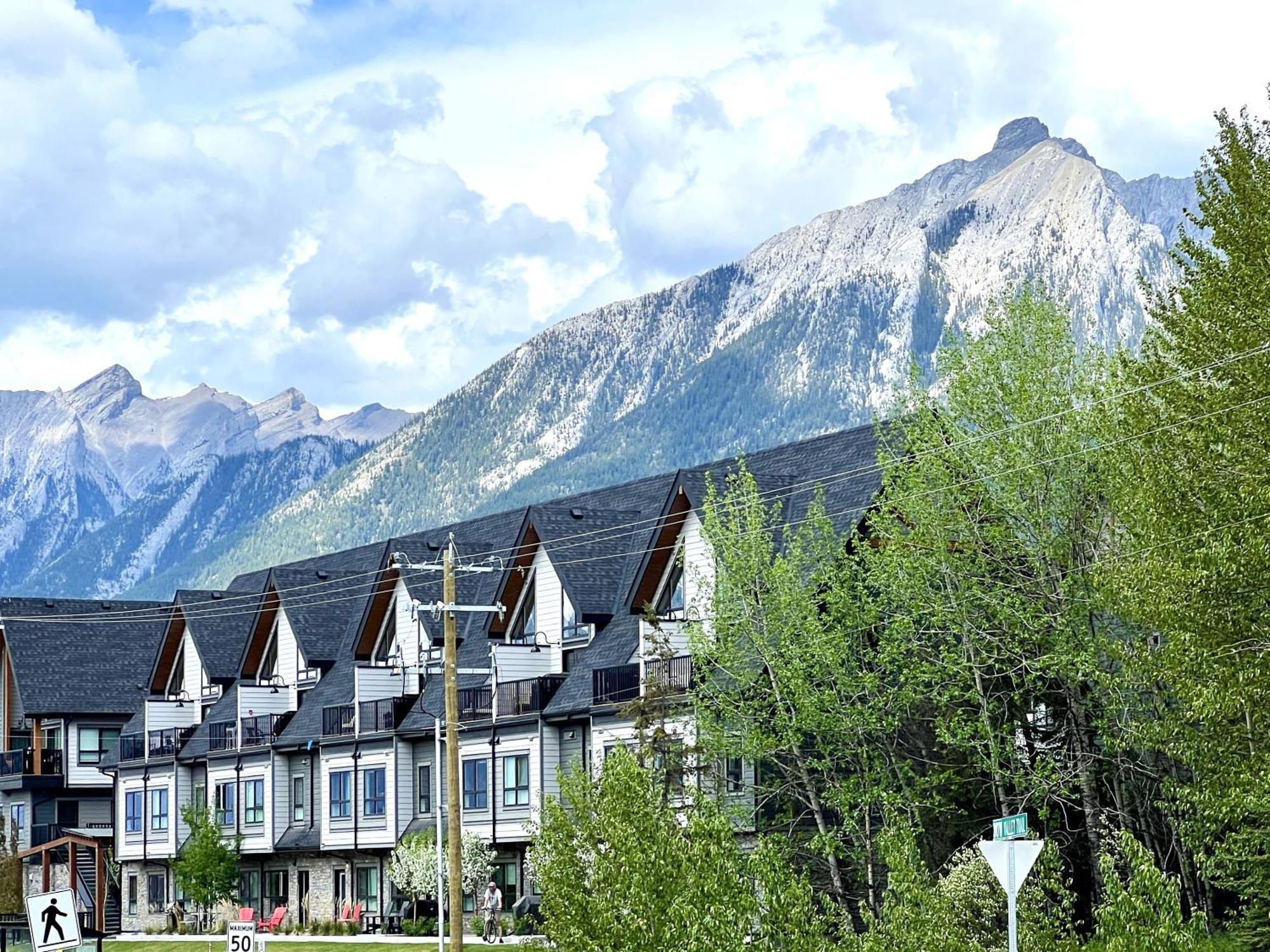Brand New 2Br Condo With Outdoor Swimming Pool And Hot Tub Canmore Esterno foto