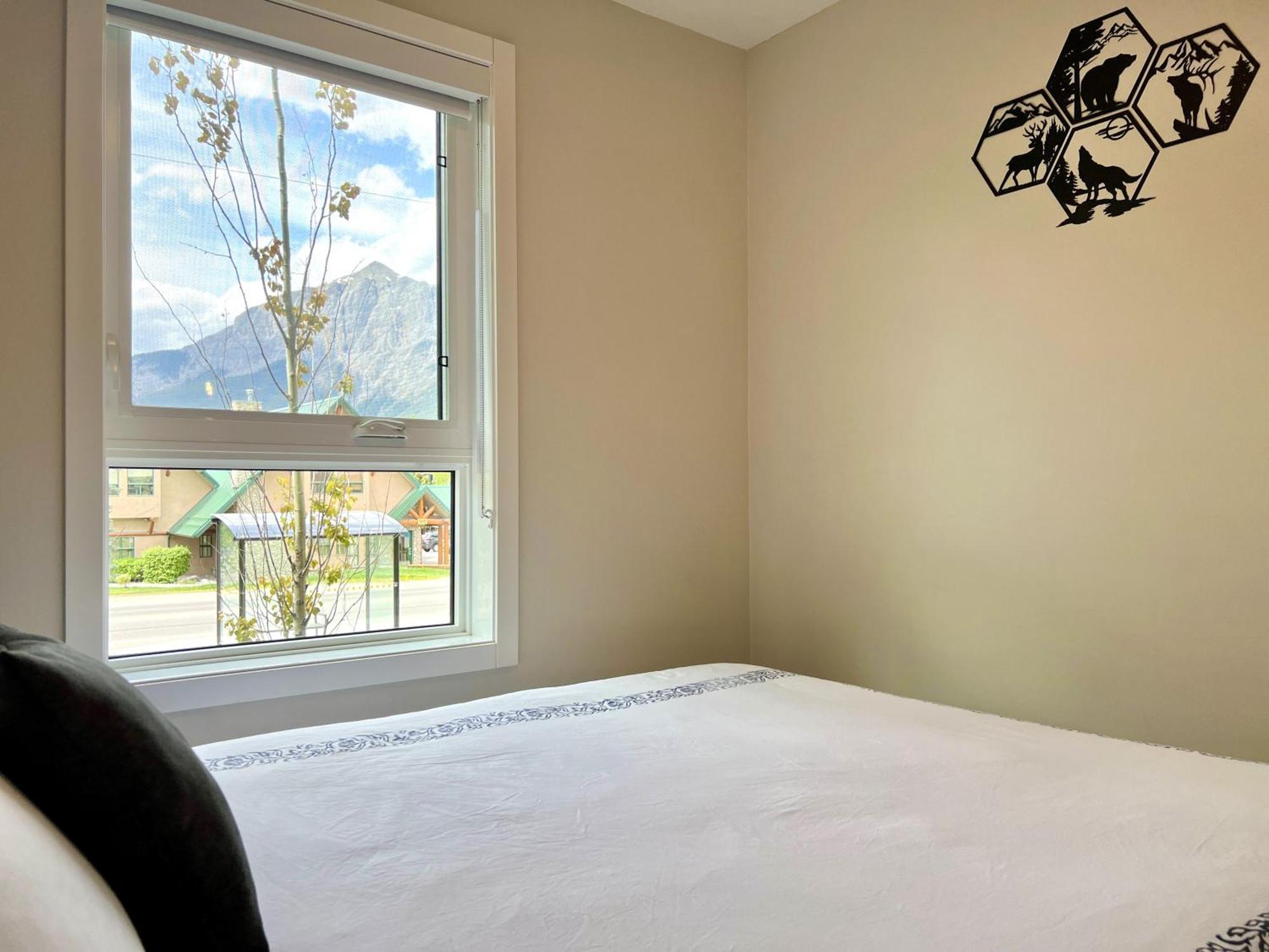 Brand New 2Br Condo With Outdoor Swimming Pool And Hot Tub Canmore Esterno foto