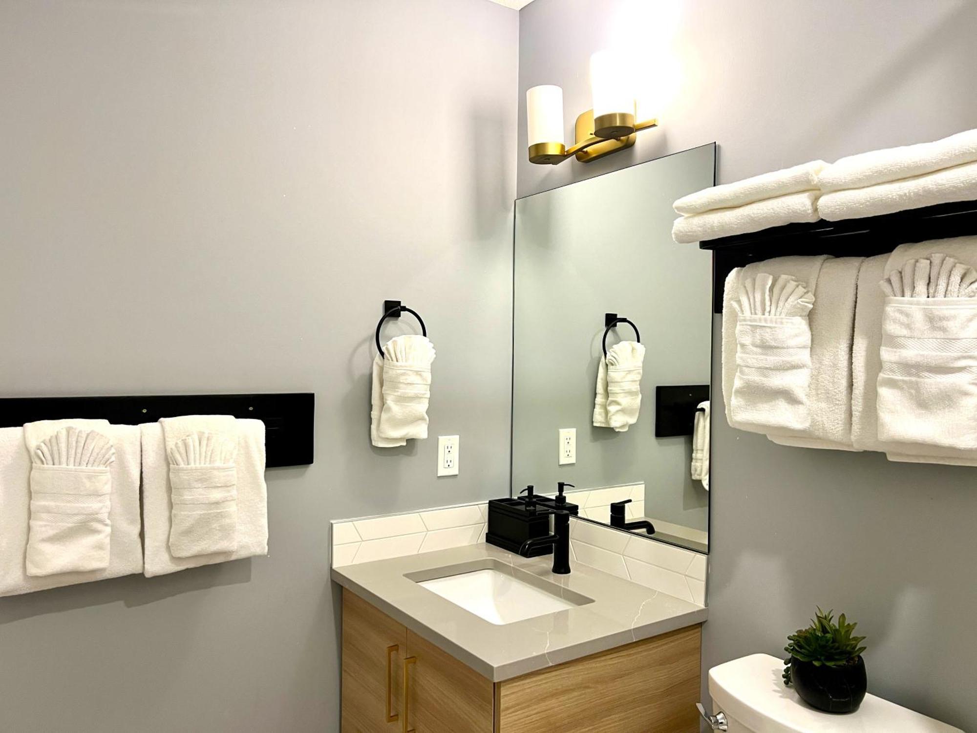 Brand New 2Br Condo With Outdoor Swimming Pool And Hot Tub Canmore Esterno foto