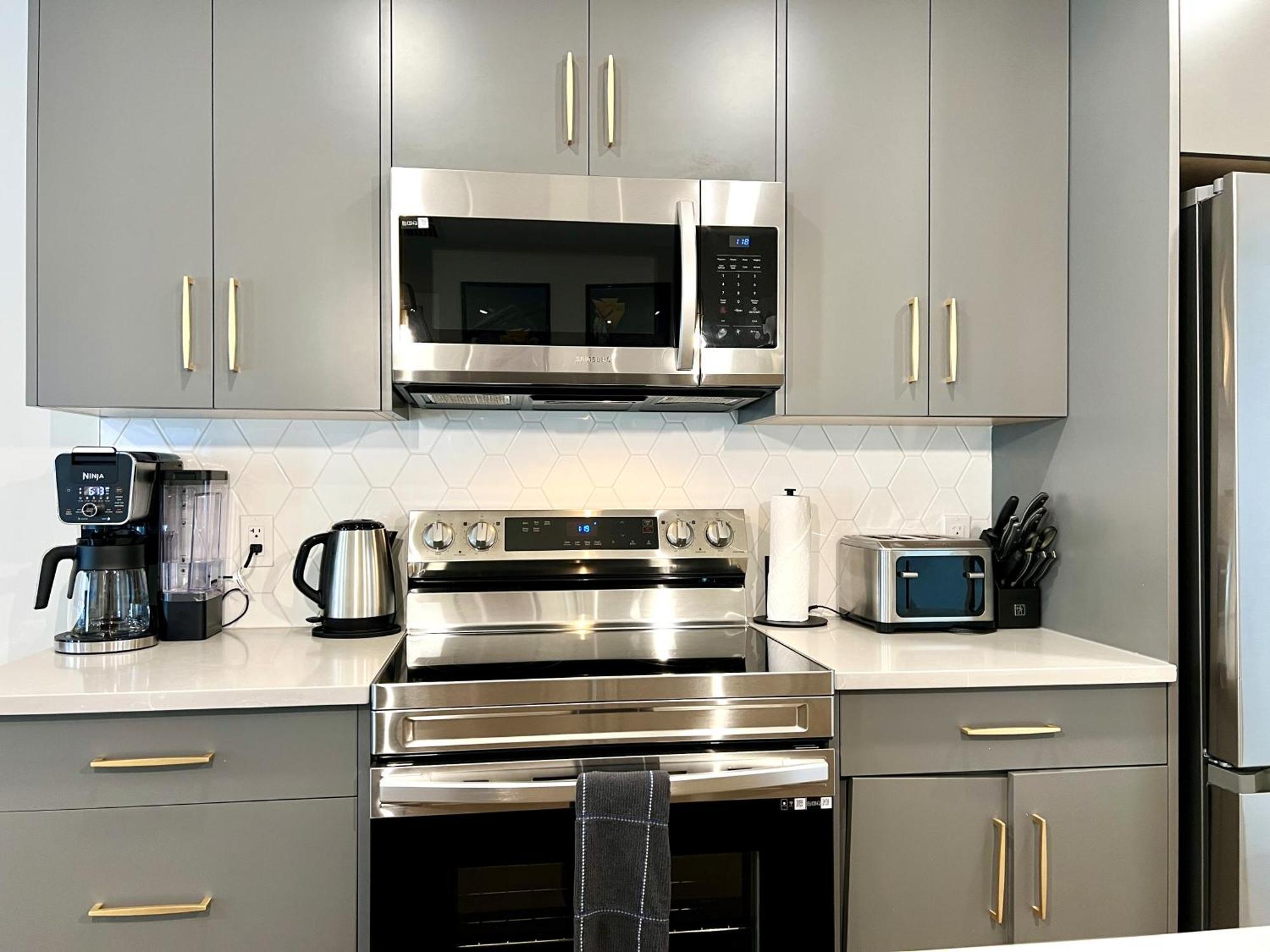 Brand New 2Br Condo With Outdoor Swimming Pool And Hot Tub Canmore Esterno foto