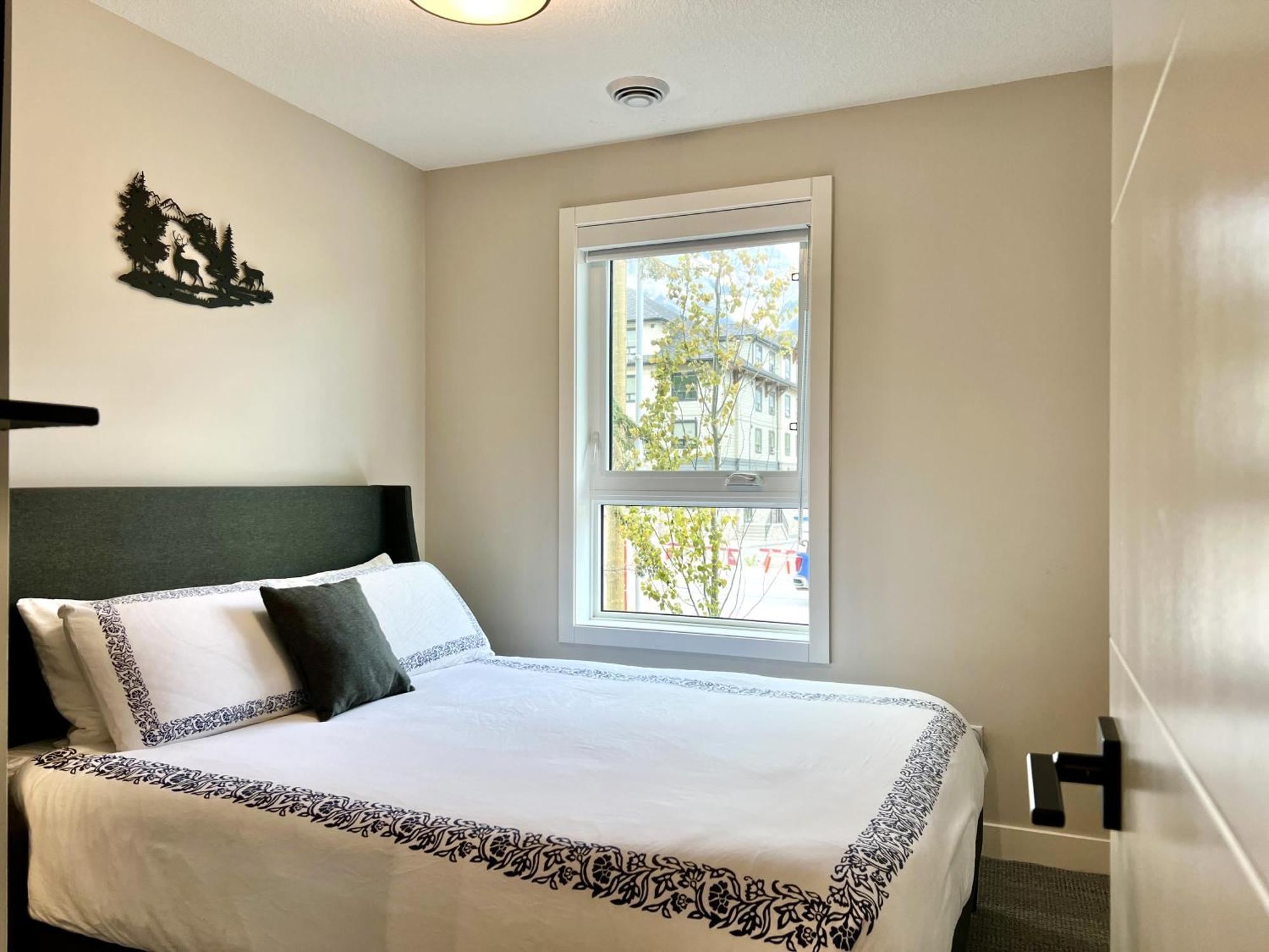 Brand New 2Br Condo With Outdoor Swimming Pool And Hot Tub Canmore Esterno foto