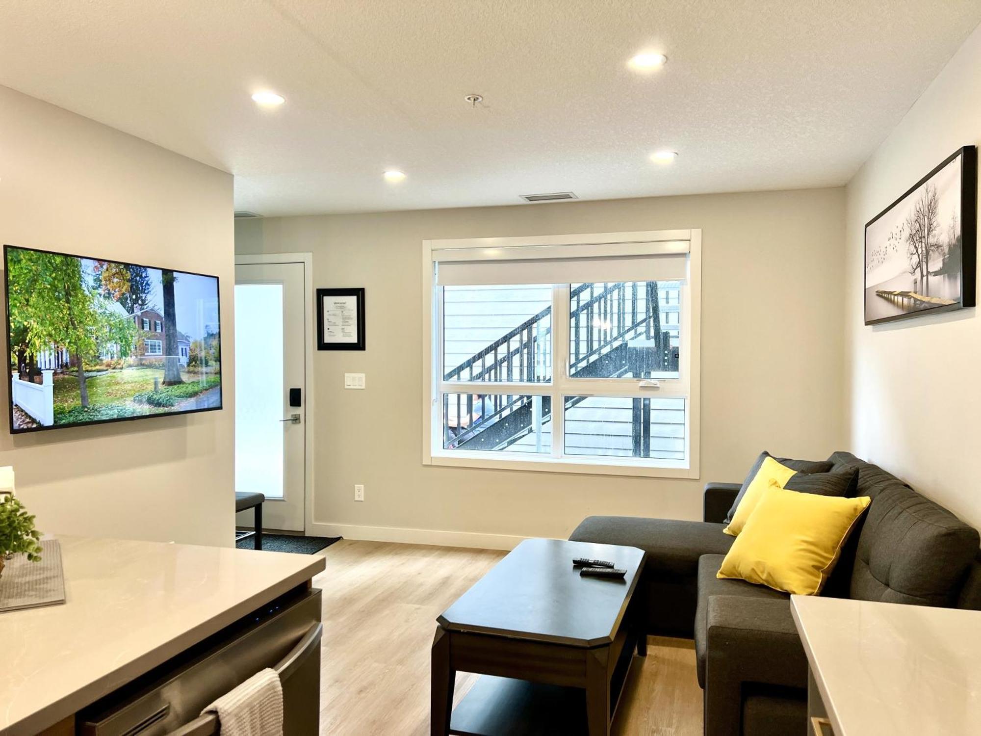 Brand New 2Br Condo With Outdoor Swimming Pool And Hot Tub Canmore Esterno foto