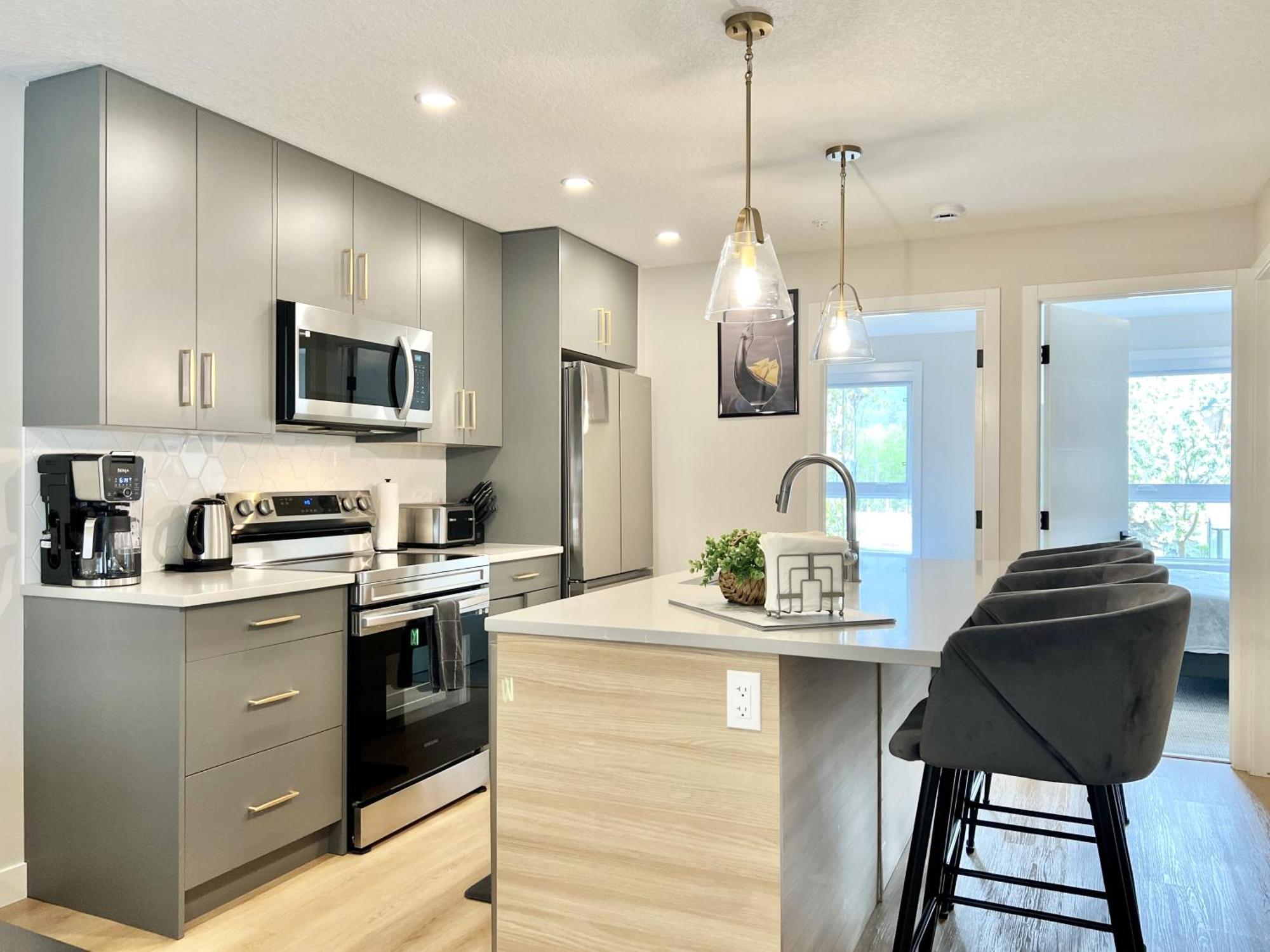 Brand New 2Br Condo With Outdoor Swimming Pool And Hot Tub Canmore Esterno foto