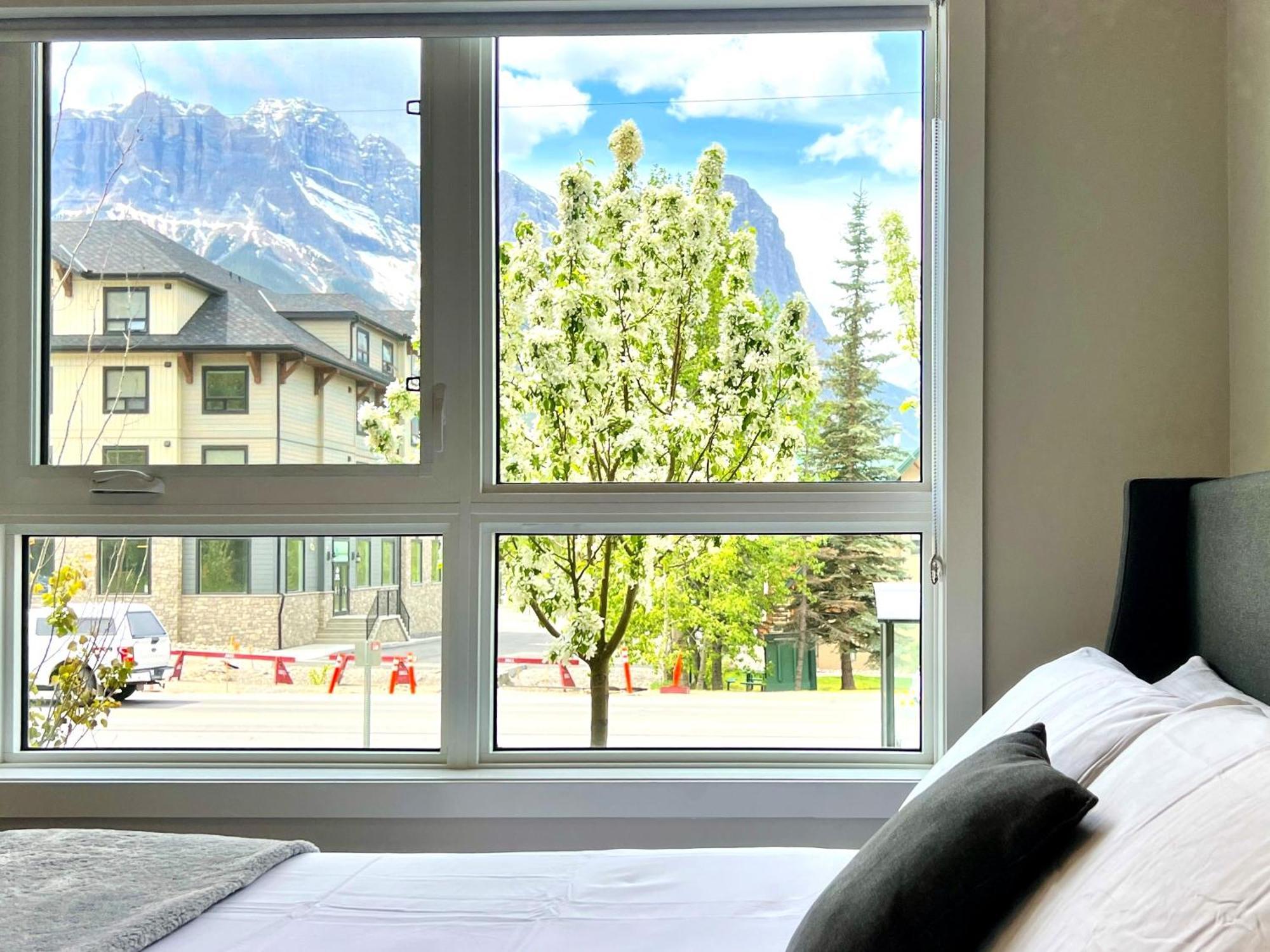 Brand New 2Br Condo With Outdoor Swimming Pool And Hot Tub Canmore Esterno foto